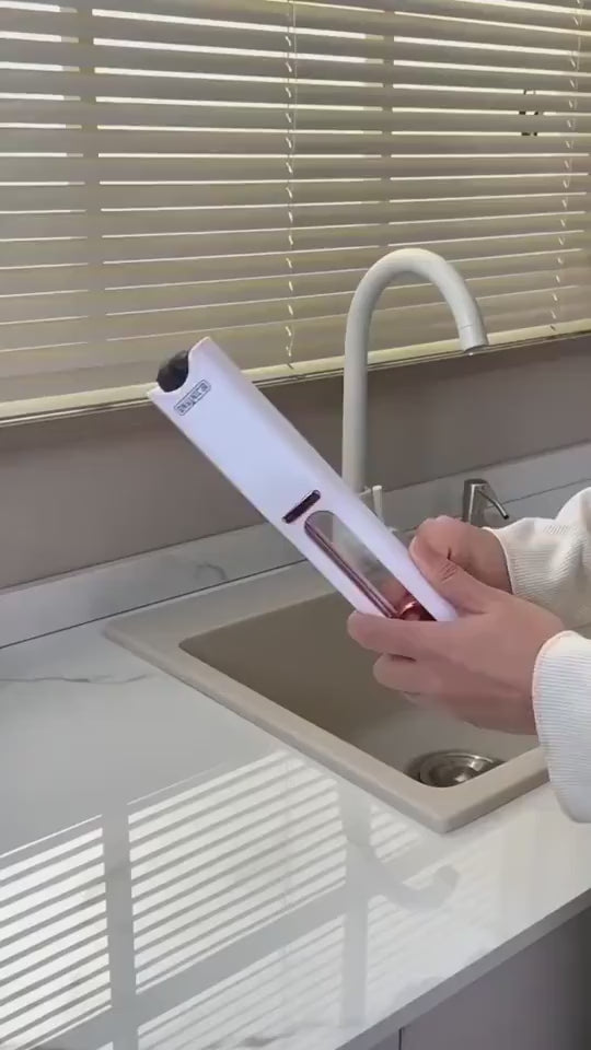 Cleaning with the mini squeeze mop
