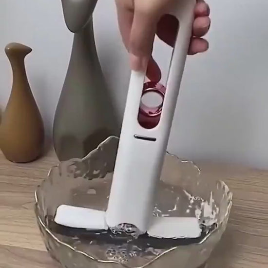 Cleaning with the mini squeeze mop