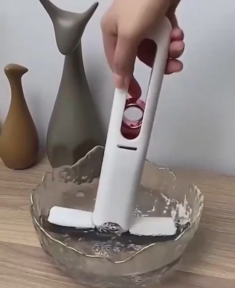 Cleaning with the mini squeeze mop
